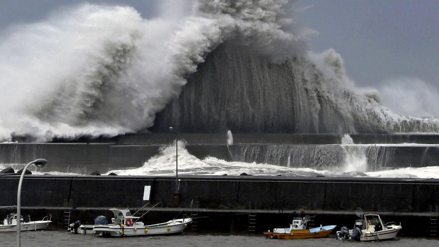 На Японию надвигаются два мощных тайфуна: возможны наводнения, оползни и шторм