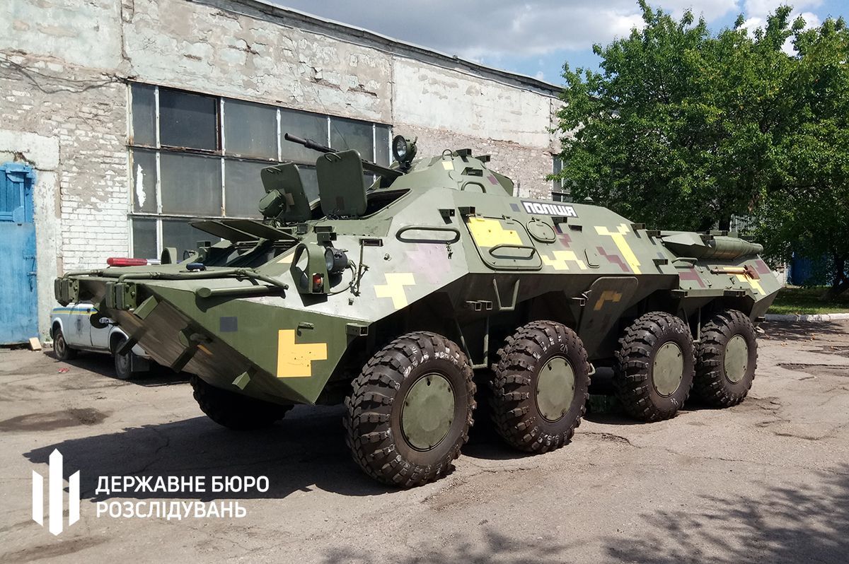 Чиновник закупив для поліцейських БТР радянські шини: спецтехніка мала їхати на Донбас, – фото Чиновник закупив для поліцейських БТР радянські шини: спецтехніка мала їхати на Донбас, – фото