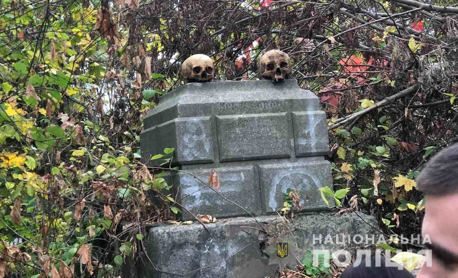 В Николаеве мужчина разносил по городу человеческие черепа: что он рассказал полиции – фото