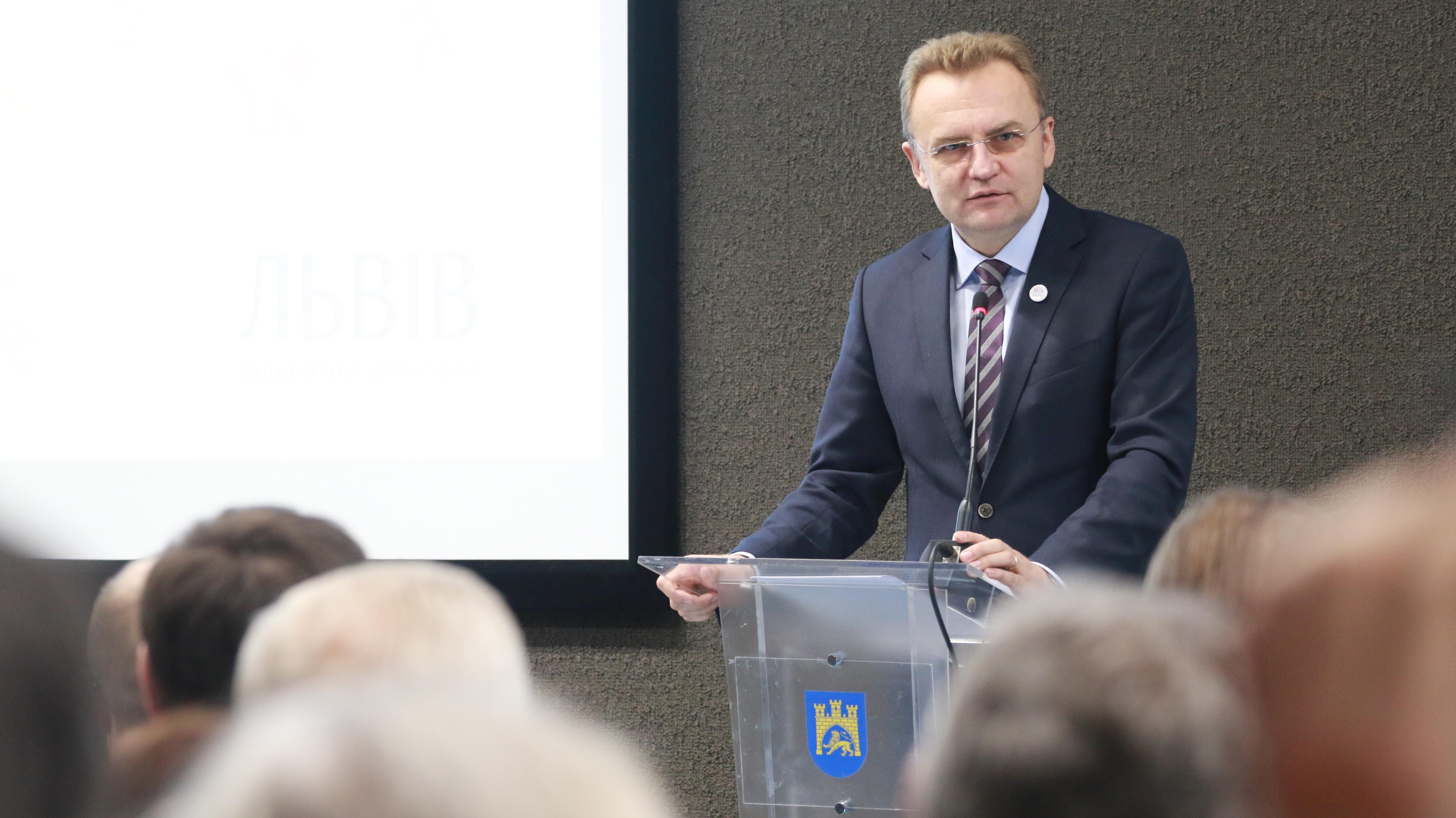 Садовий відповів, яким вчителям першими піднімуть зарплату Садовий відповів, яким вчителям першими піднімуть зарплату