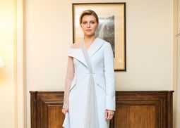 В платье небесного цвета: Елена Зеленская очаровала элегантным образом в Японии – фото