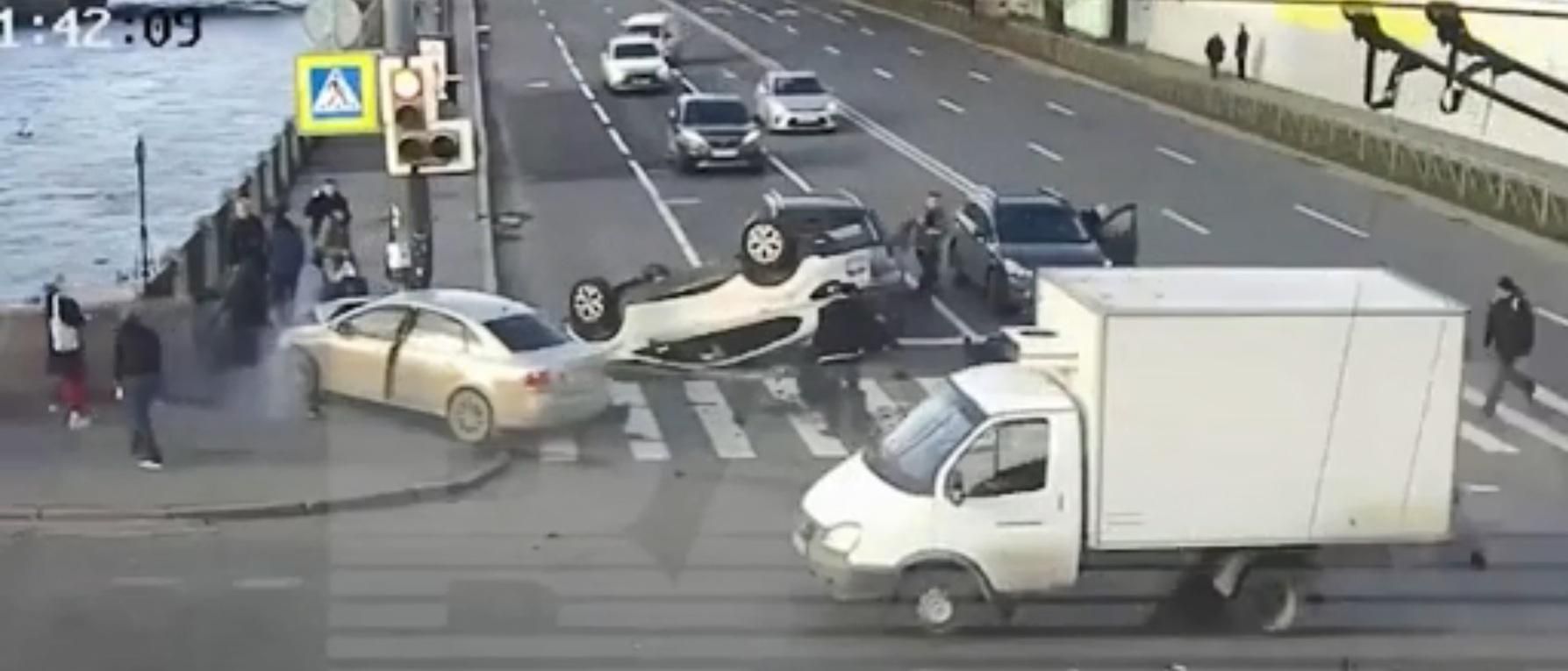 У Росії два авто на швидкості врізалися у натовп перехожих на зебрі: відео