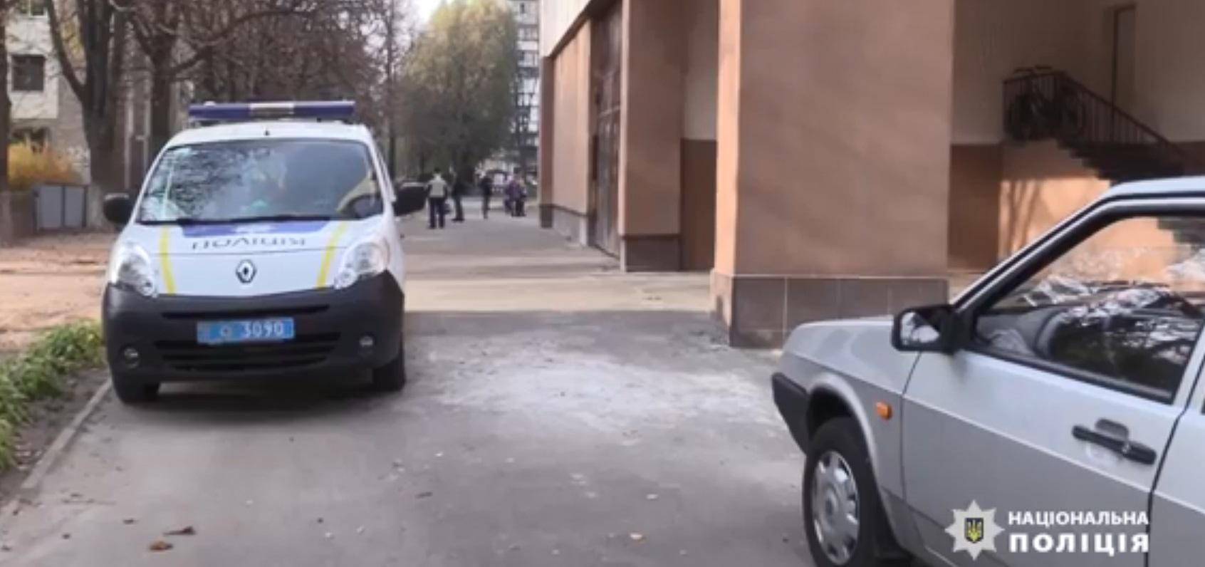 У Києві школярка на перерві вистрибнула з вікна четвертого поверху У Києві школярка на перерві вистрибнула з вікна четвертого поверху