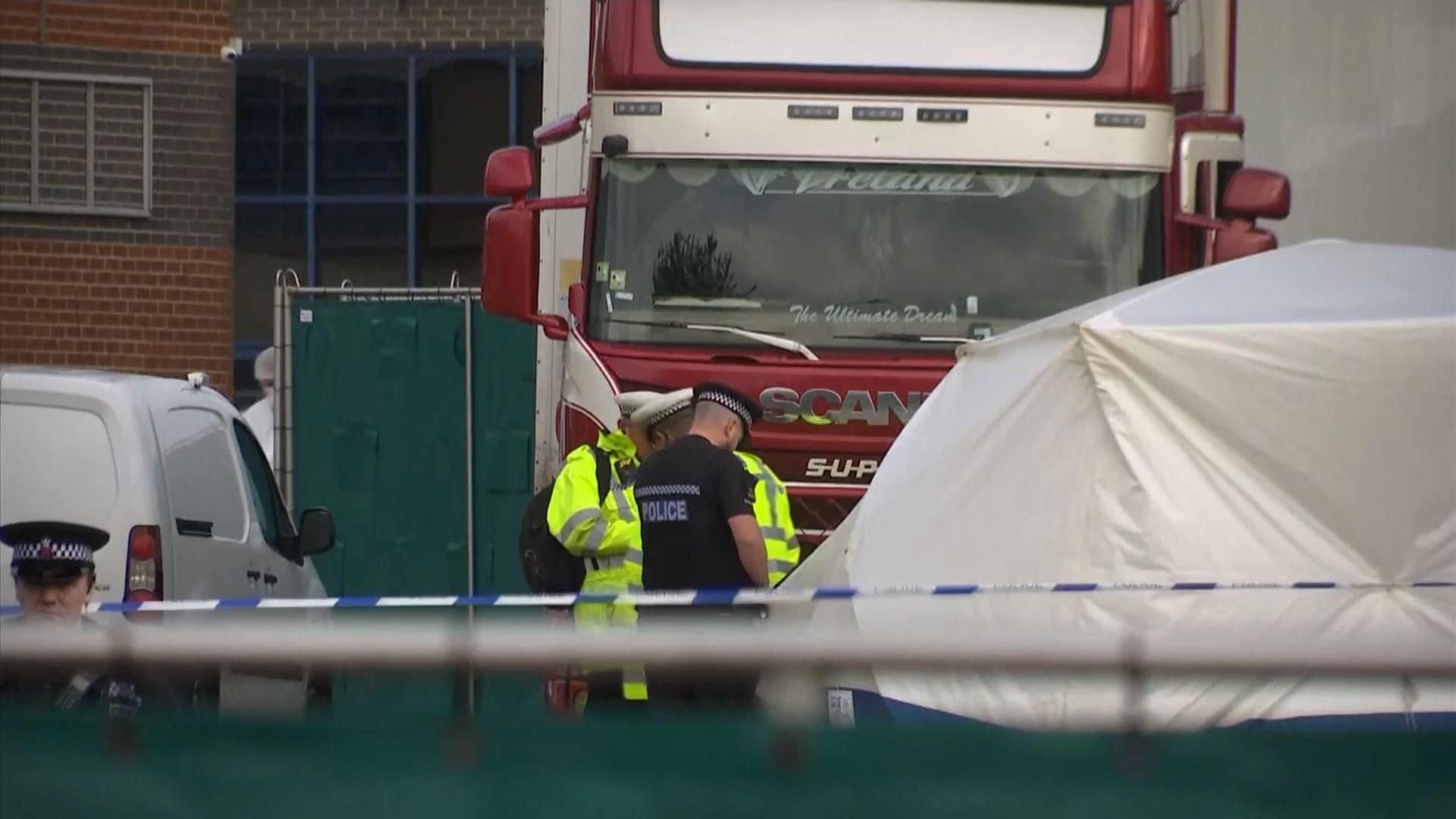 Грузовик с трупами в Англии, среди них ребенок – фото, видео Грузовик с трупами в Англии, среди них ребенок – фото, видео