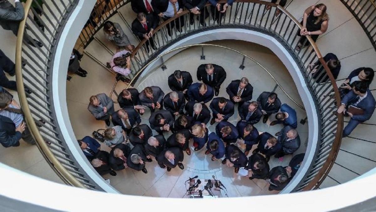 Республиканцы со столкновениями сорвали слушания по импичмента Трампа Республиканцы со столкновениями сорвали слушания по импичмента Трампа