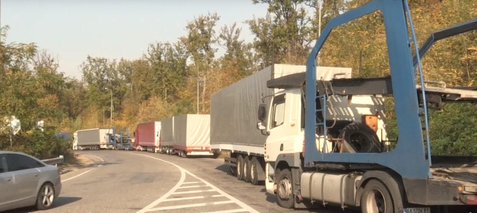 На об'їзній Ужгорода десятикілометрові черги з вантажівок: фото, відео