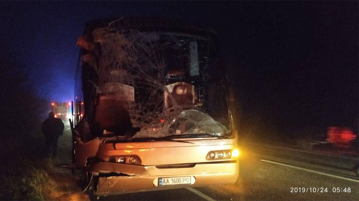 Автобус с людьми и грузовик столкнулись на Ровненщине: есть погибший