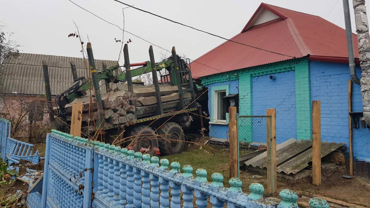 Багатотонна вантажівка врізалась і пробила стіну у житловому будинку: фото, відео 