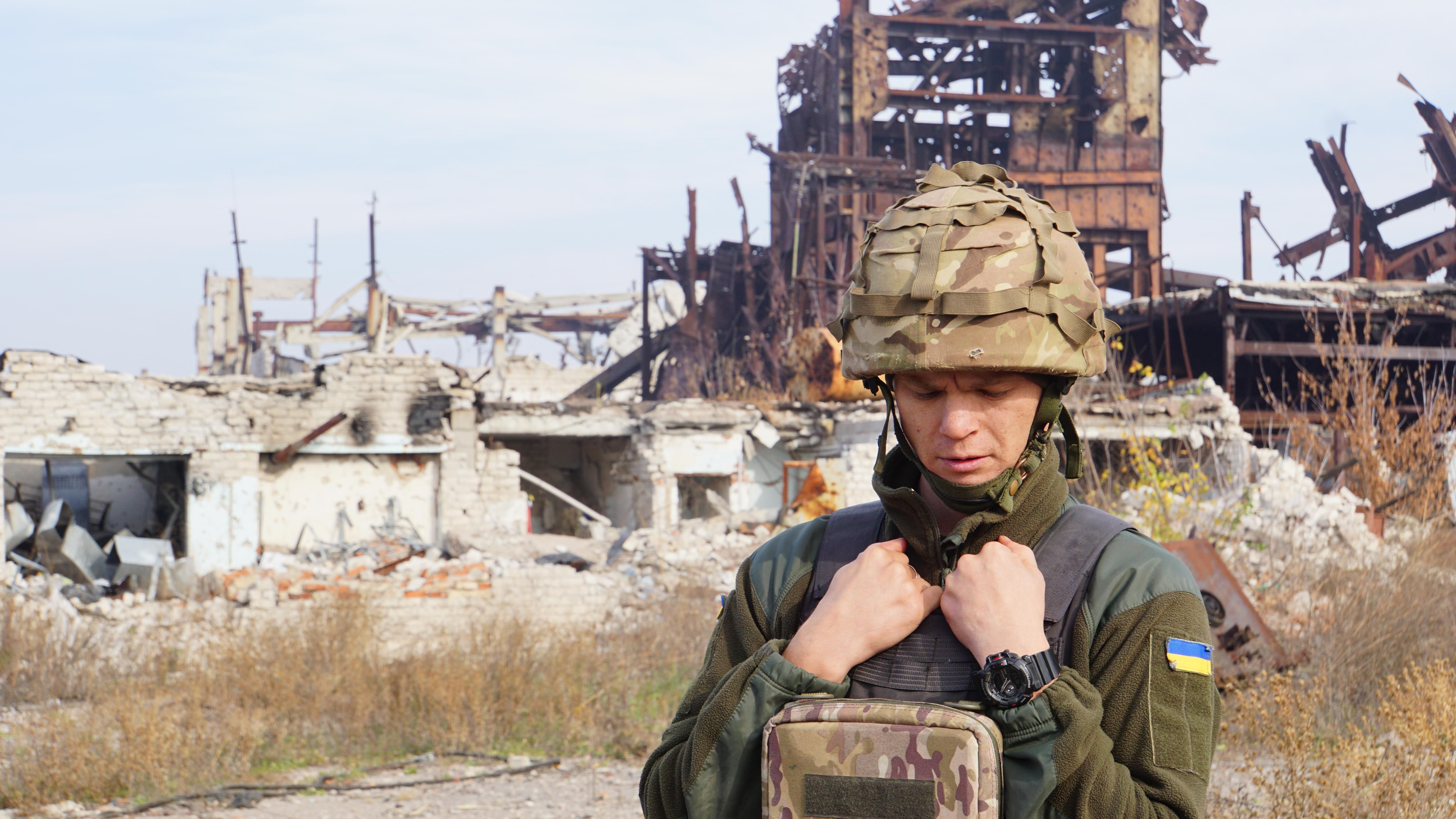 Разбитые здания, снаряды, охотится снайпер: впечатляющий репортаж из "Бутовки" на Донбассе