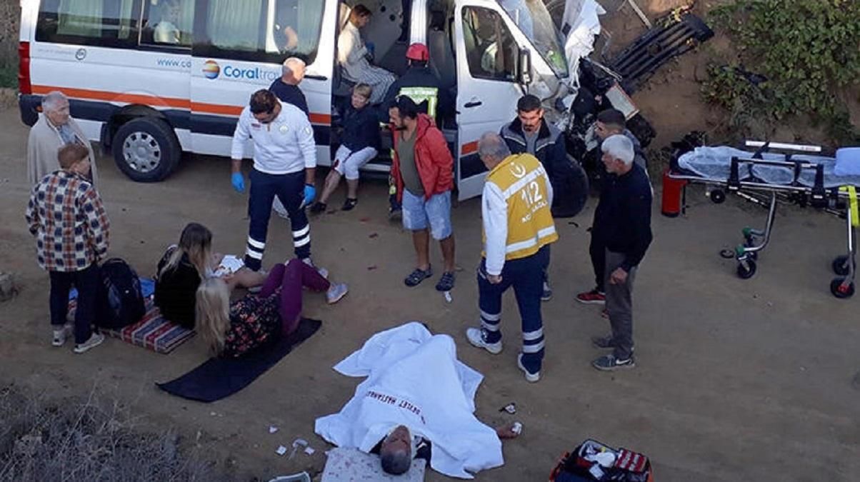 Мікроавтобус з українцями потрапив у ДТП в Туреччині: 13 осіб постраждали – фото