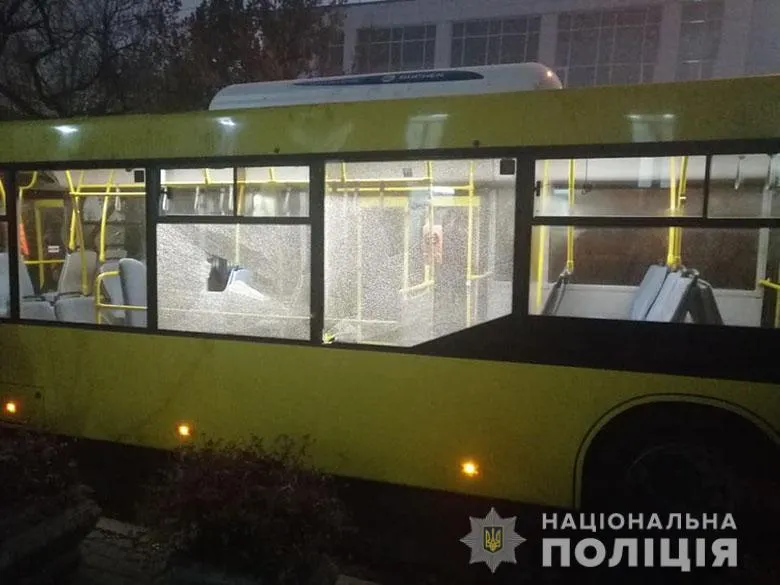 каміння автобуси футбольні уболівальники Київ фото