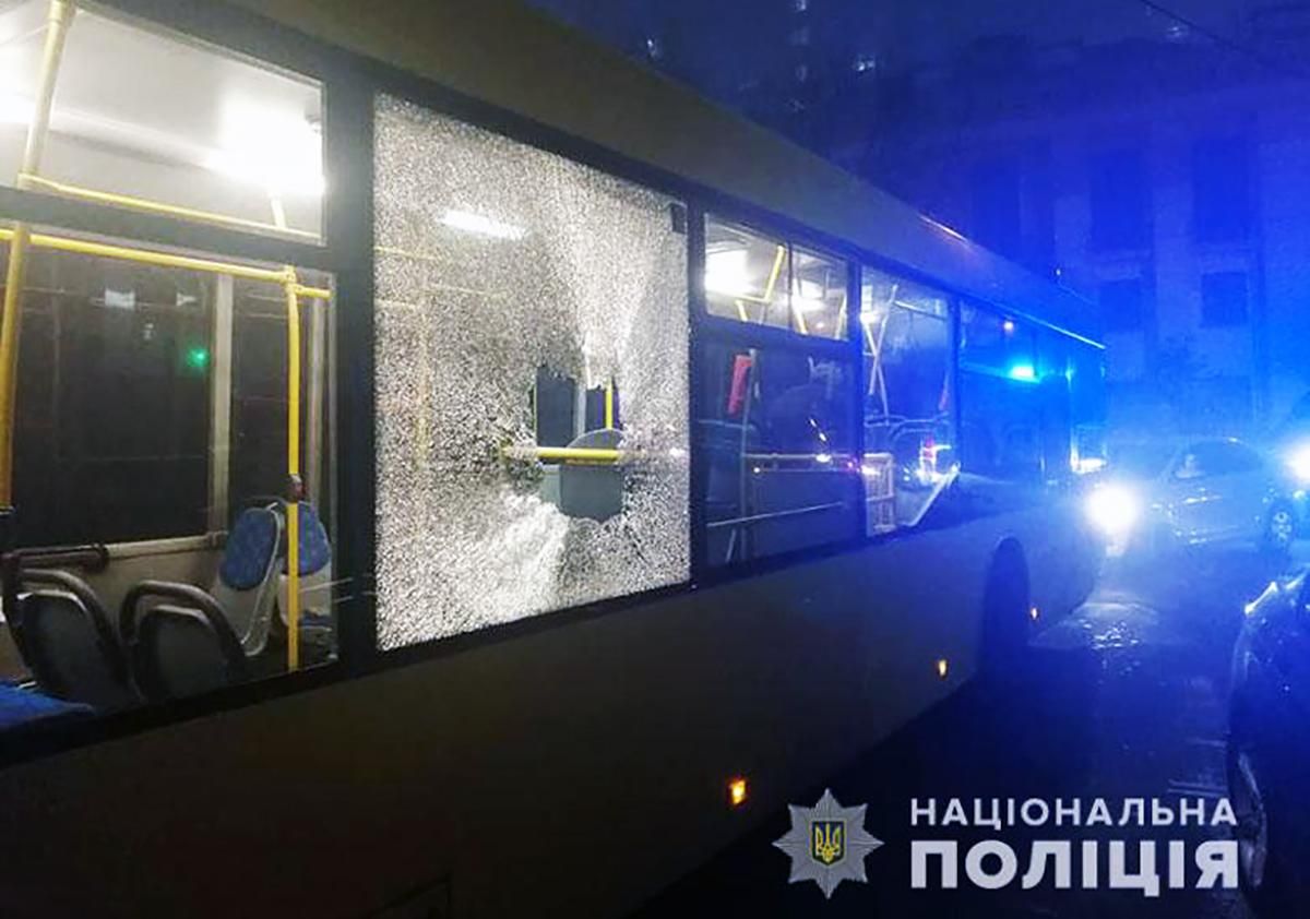 В Киеве забросали камнями автобусы футбольных болельщиков: полиция открыла дело