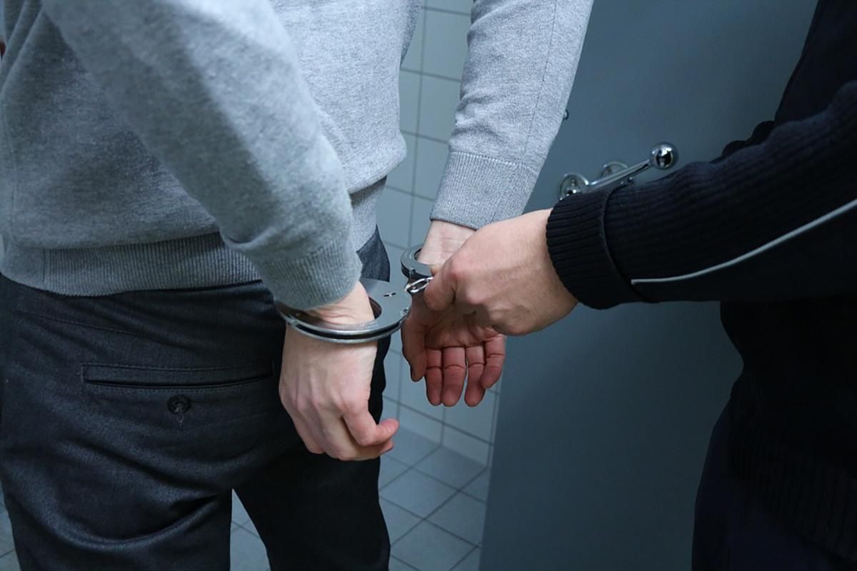 Под домашний арест взяли полицейского-борца с наркотиками, который набросился на патрульного