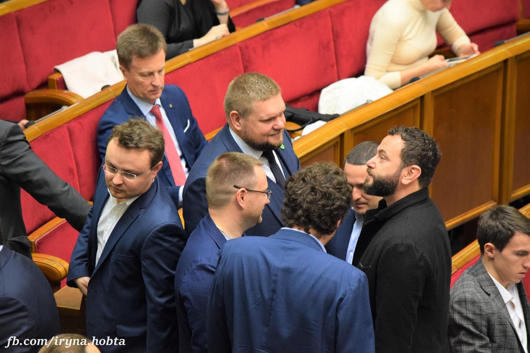 "Компашка оборзівших депутатів": на яке дно фракцію Зеленського тягне група Коломойського - 25 жовтня 2019 - 24 Канал "Компашка оборзівших депутатів": на яке дно фракцію Зеленського тягне група Коломойського - 25 жовтня 2019 - 24 Канал