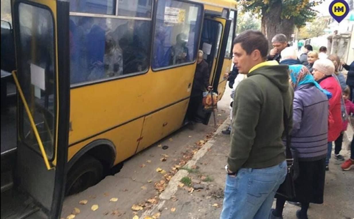 На Одещині маршрутка з пасажирами під час руху провалилася під землю: відео