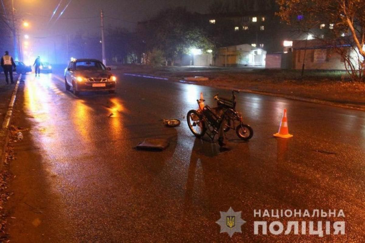 Водій на Донеччині збив чоловіка на інвалідному візку