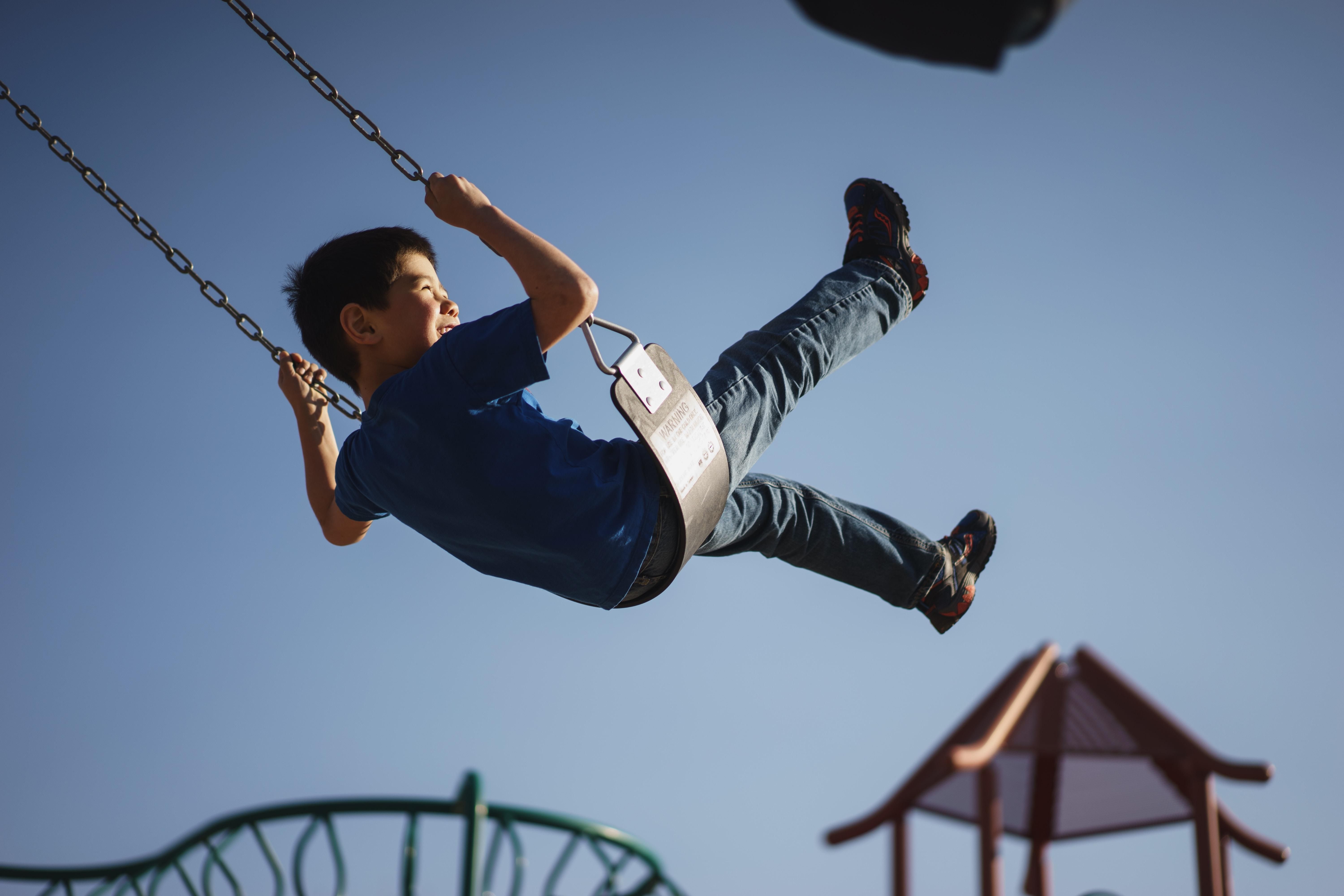 Какие опасности могут ожидать на детских площадках: советы родителям