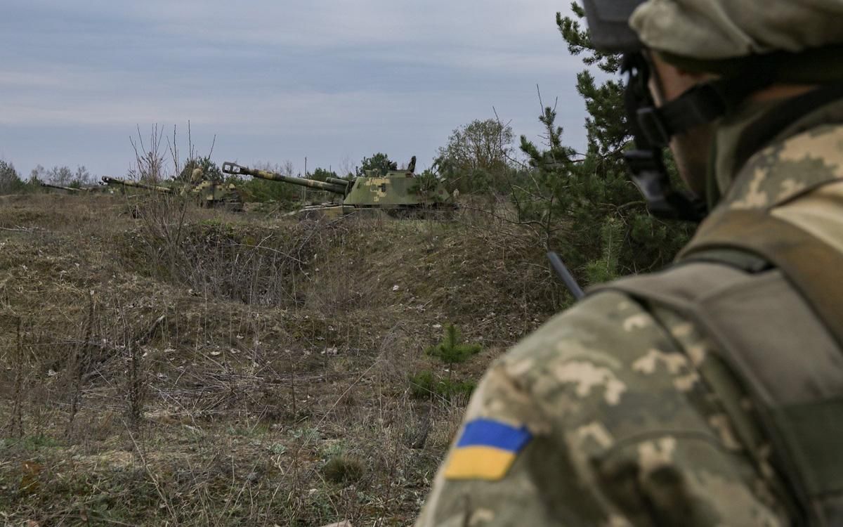 Троє українських бійців отримали поранення на Донбасі