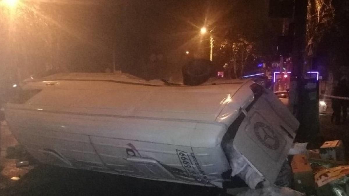 Патрульное авто столкнулось с микроавтобусом в Николаеве: полицейская в больнице – видео Патрульное авто столкнулось с микроавтобусом в Николаеве: полицейская в больнице – видео