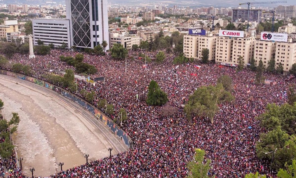 Вперше в історії на протест у Чилі вийшли понад мільйон людей: фото, відео Вперше в історії на протест у Чилі вийшли понад мільйон людей: фото, відео