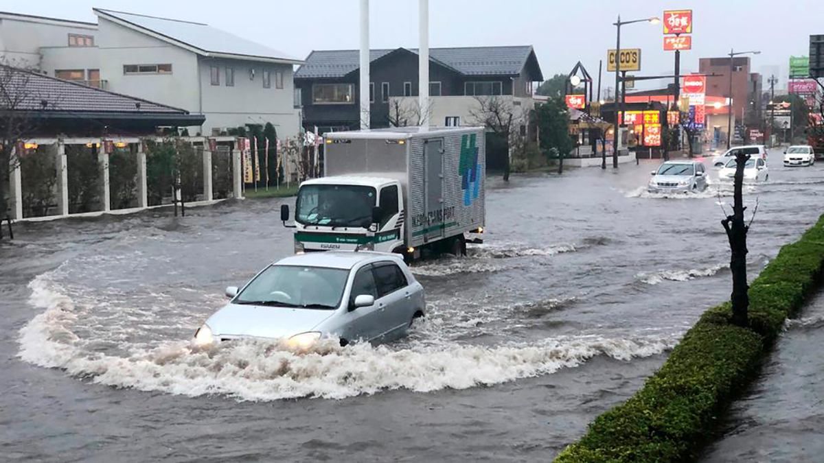 Японию накрыли сильные ливни и наводнения, есть жертвы: ужасные фото, видео