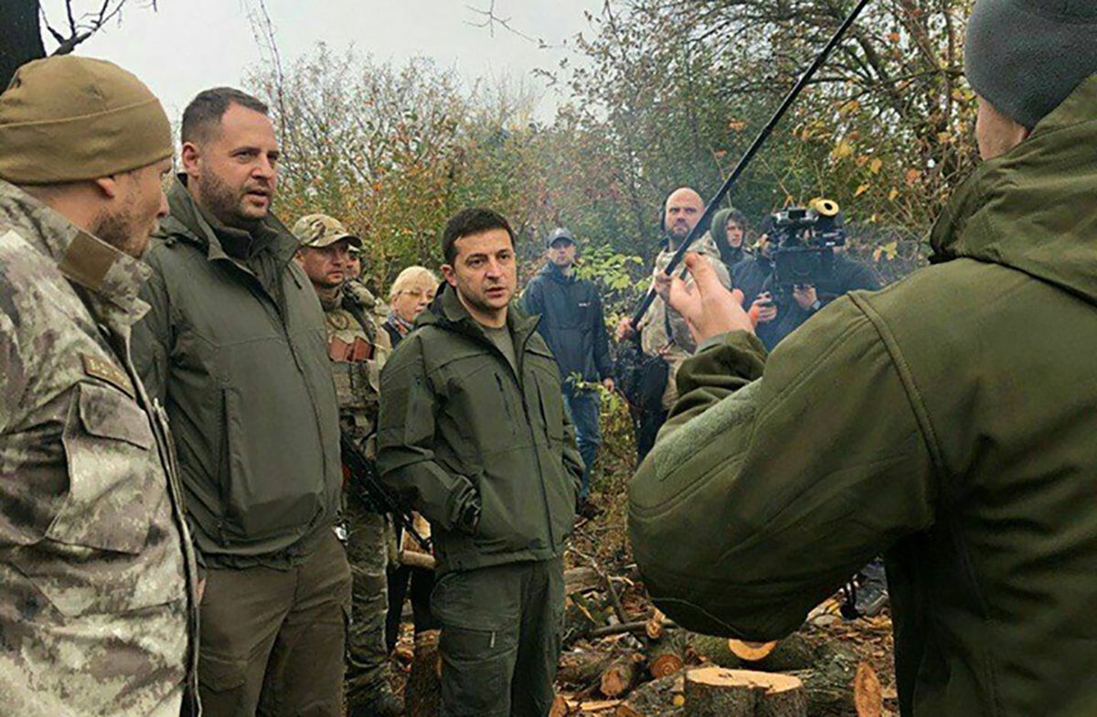 Мені пофіг, з ким буде перемир'я, – Зеленський у Золотому посперечався з бійцями Мені пофіг, з ким буде перемир'я, – Зеленський у Золотому посперечався з бійцями