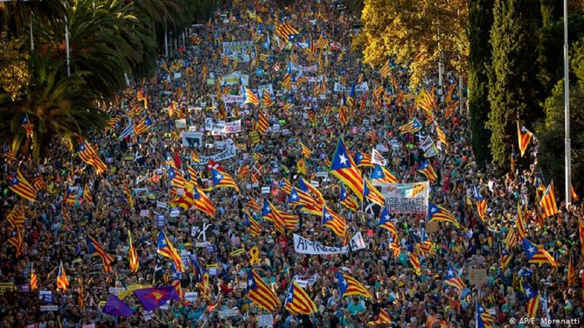 В Барселоне в поддержку референдума вышли 350 тысяч людей, не обошлось без новых столкновений