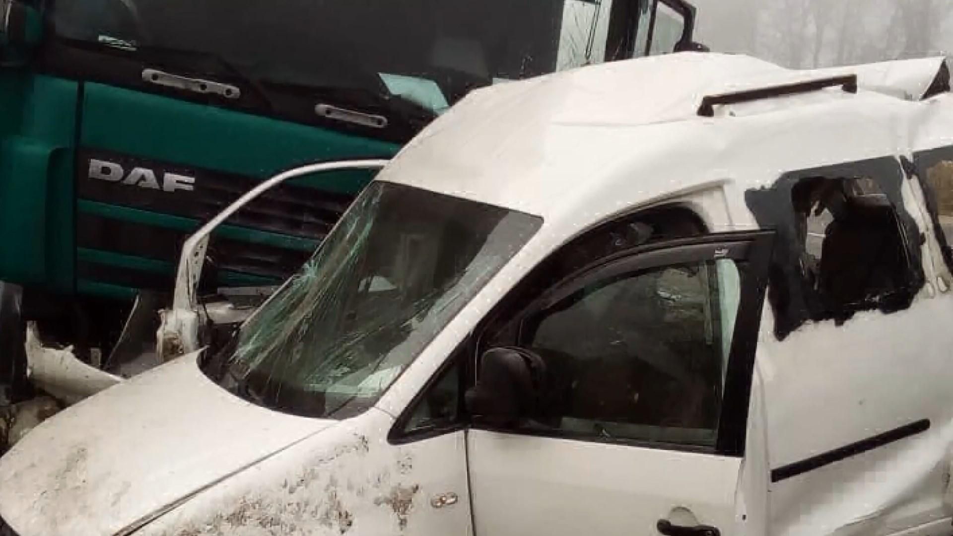 У ДТП на Хмельниччині загинула родина, вижив лише молодший син У ДТП на Хмельниччині загинула родина, вижив лише молодший син