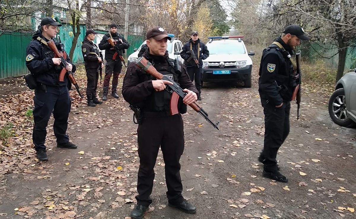 Нацкорпус із Золотого ніхто не виселятиме: Троян пояснив, чому прибули озброєні правоохоронці Нацкорпус із Золотого ніхто не виселятиме: Троян пояснив, чому прибули озброєні правоохоронці