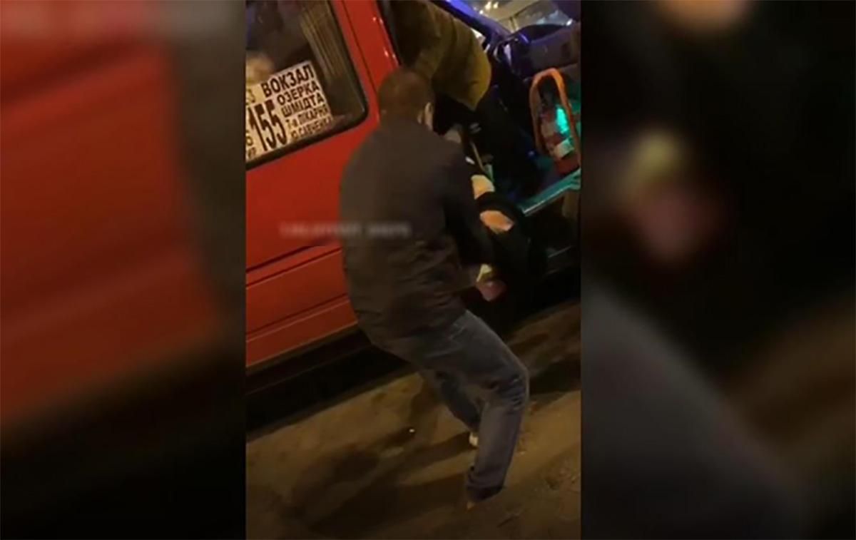 Водій за ноги виволік нетверезу жінку з маршрутки в Дніпрі: відео Водій за ноги виволік нетверезу жінку з маршрутки в Дніпрі: відео