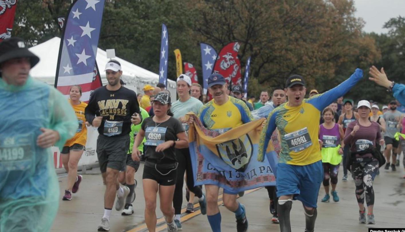 Украинские военные под ливнем пробежали марафон в США, некоторые – на протезах: видео