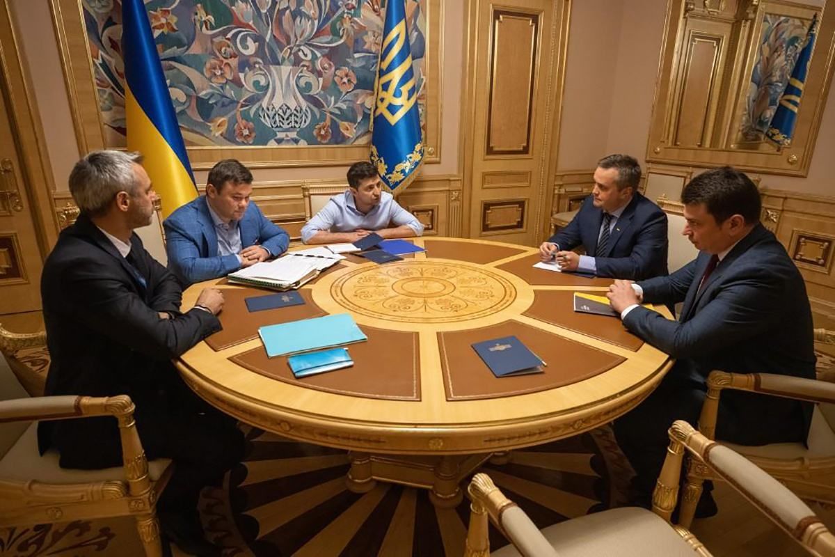 Зеленський збирає екстрену нараду з керівниками НАБУ і САП Зеленський збирає екстрену нараду з керівниками НАБУ і САП