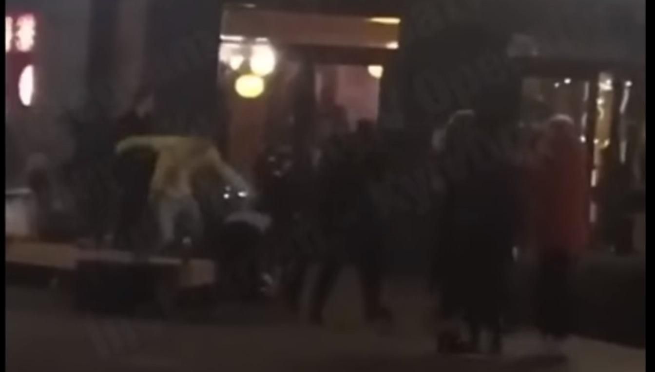 З’явилося відео масової бійки біля ресторану у Києві