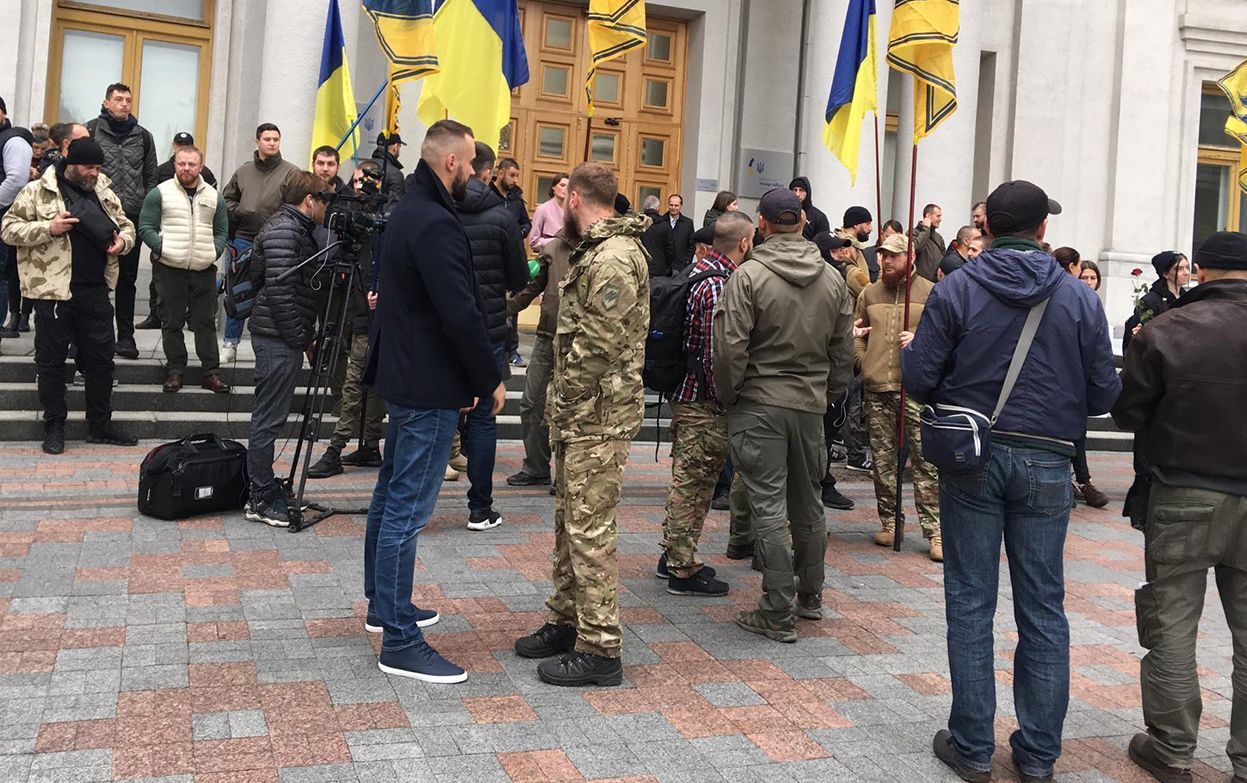 У США хочуть прирівняти "Азов" до терористів: ветерани полку прийшли під МЗС У США хочуть прирівняти "Азов" до терористів: ветерани полку прийшли під МЗС