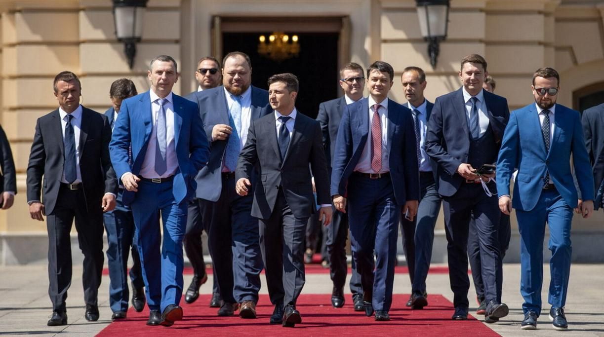 "Слуг народу" скликали на зустріч: Дубінський прокоментував скандал через хабар "Слуг народу" скликали на зустріч: Дубінський прокоментував скандал через хабар