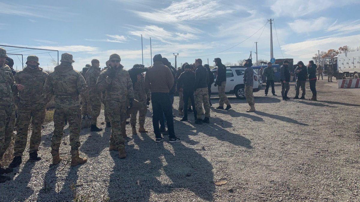 Ситуация в Золотом: обстреляли ветеранов-добровольцев, с которыми Зеленский устроил перепалку Ситуация в Золотом: обстреляли ветеранов-добровольцев, с которыми Зеленский устроил перепалку