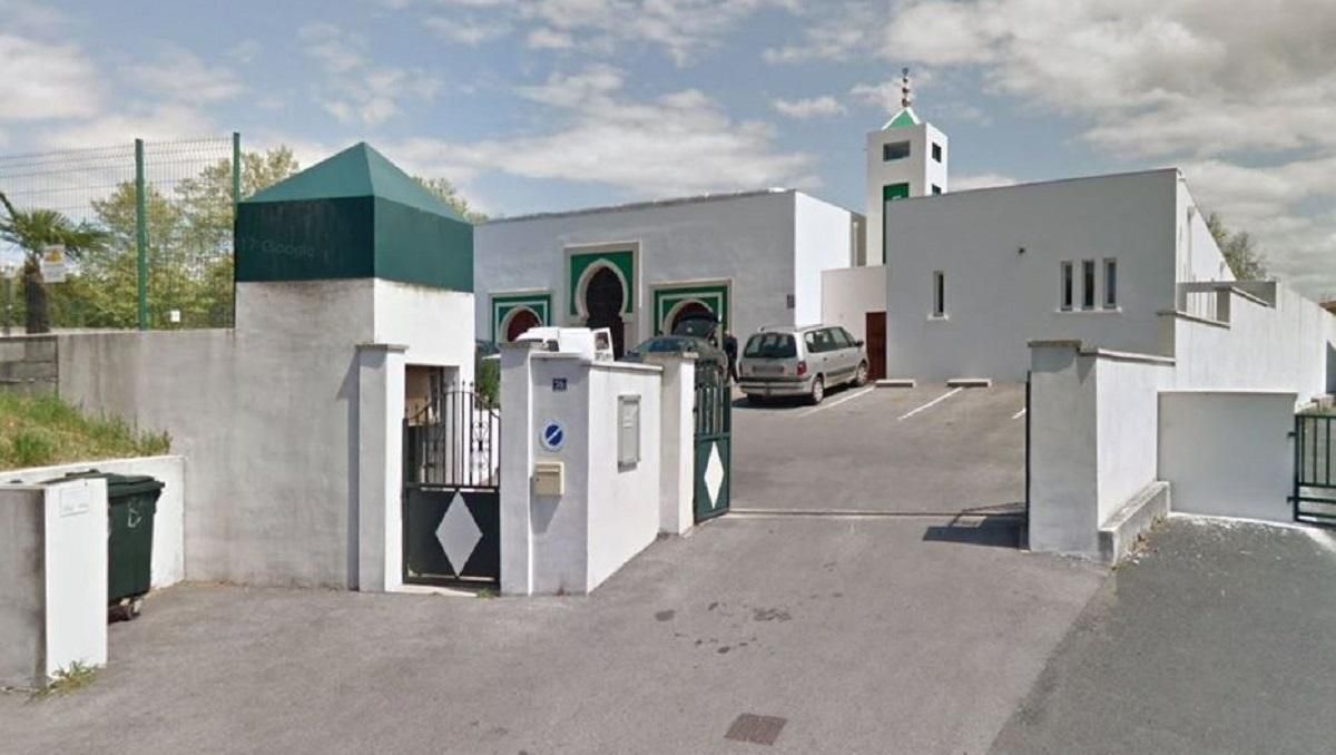 Во Франции мужчина устроил стрельбу у мечети: есть раненые