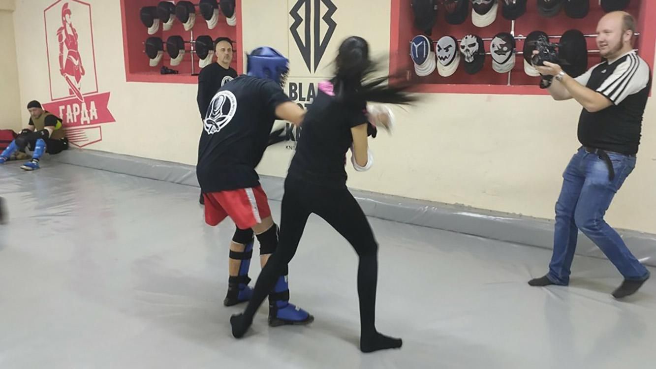 Ветеран АТО вчить жінок самооборони у Харкові: промовисті фото та відео Ветеран АТО вчить жінок самооборони у Харкові: промовисті фото та відео