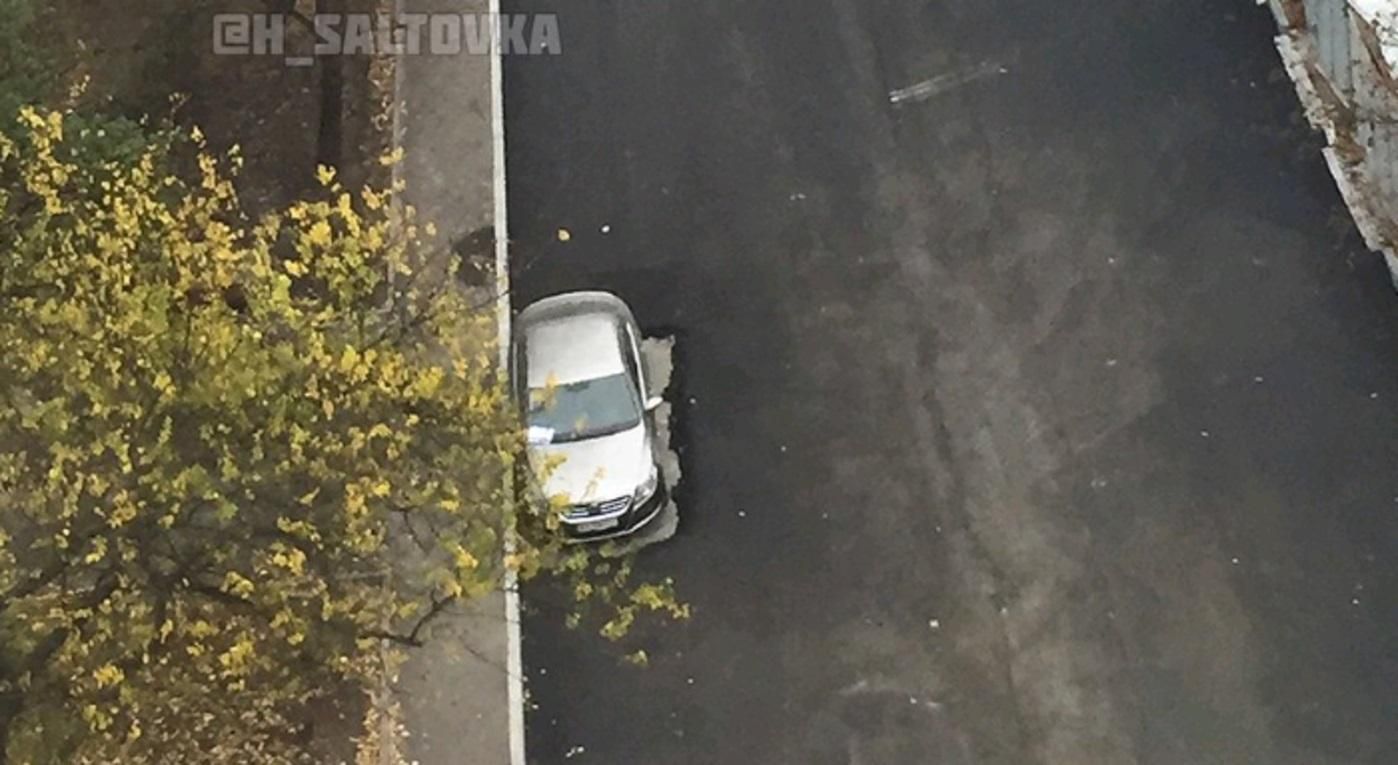 Оставили островок: в Харькове дорожники положили асфальт вокруг авто