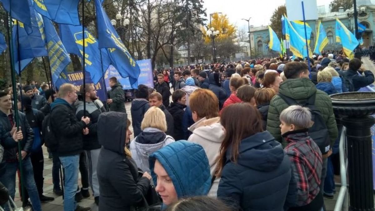В Києві на акцію протесту вийшли тисячі вчителів: відео В Києві на акцію протесту вийшли тисячі вчителів: відео