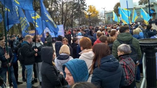 В Києві на акцію протесту вийшли тисячі вчителів: відео