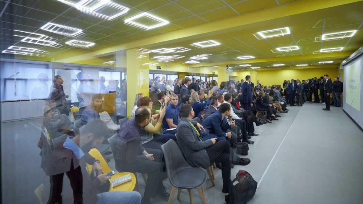 Зеленский открыл Центр развития стартапов в Мариуполе Зеленский открыл Центр развития стартапов в Мариуполе