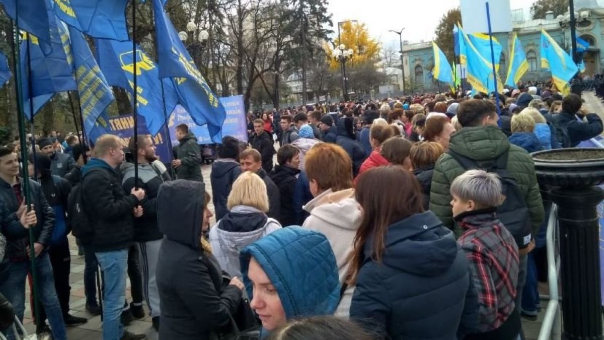 В Киеве на акцию протеста вышли тысячи учителей: видео