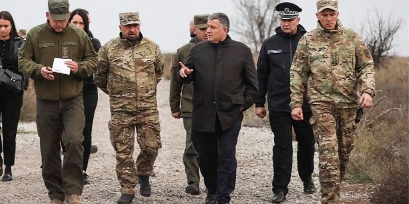 Сил поліції достатньо, – Аваков запевняє, що ситуація у Золотому контрольована Сил поліції достатньо, – Аваков запевняє, що ситуація у Золотому контрольована