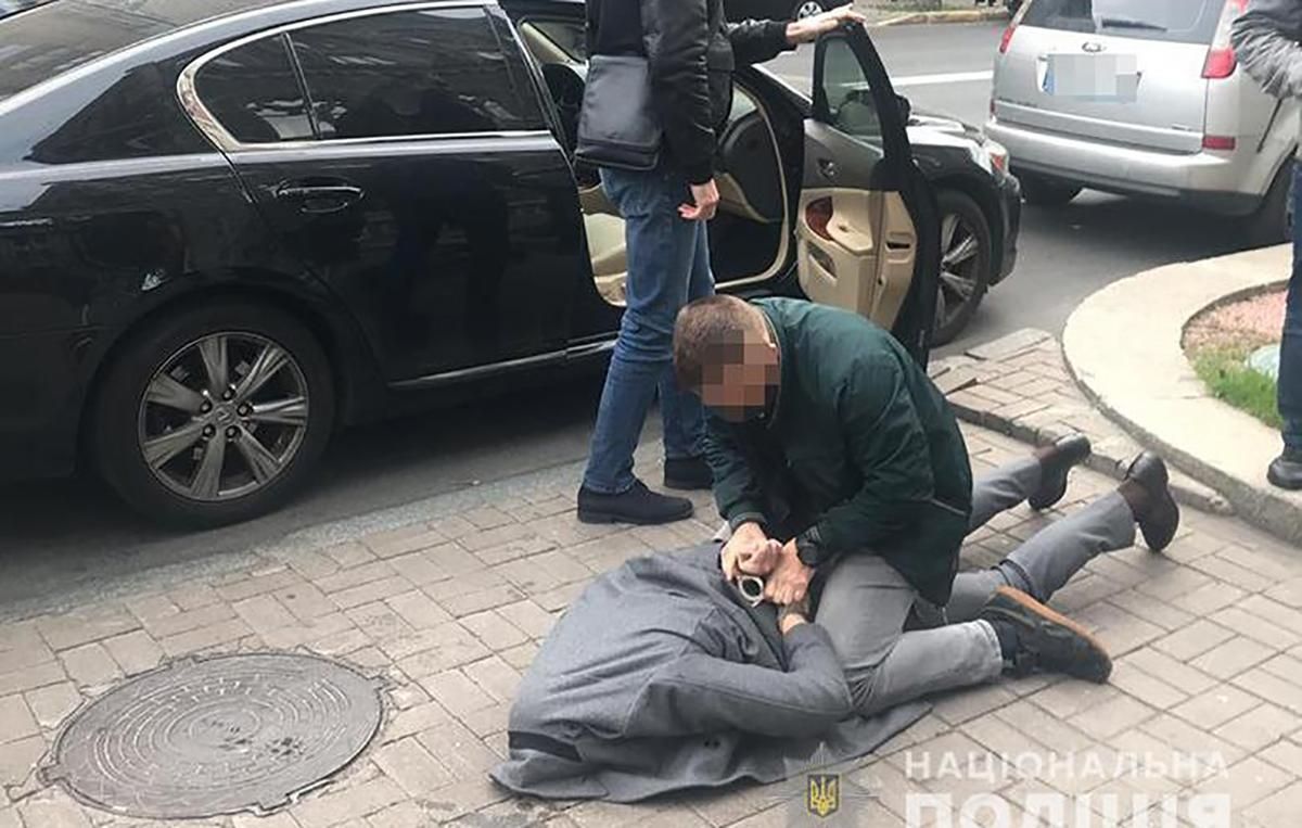 Співробітника НБУ затримали на хабарі у 40 тисяч доларів – фото Співробітника НБУ затримали на хабарі у 40 тисяч доларів – фото