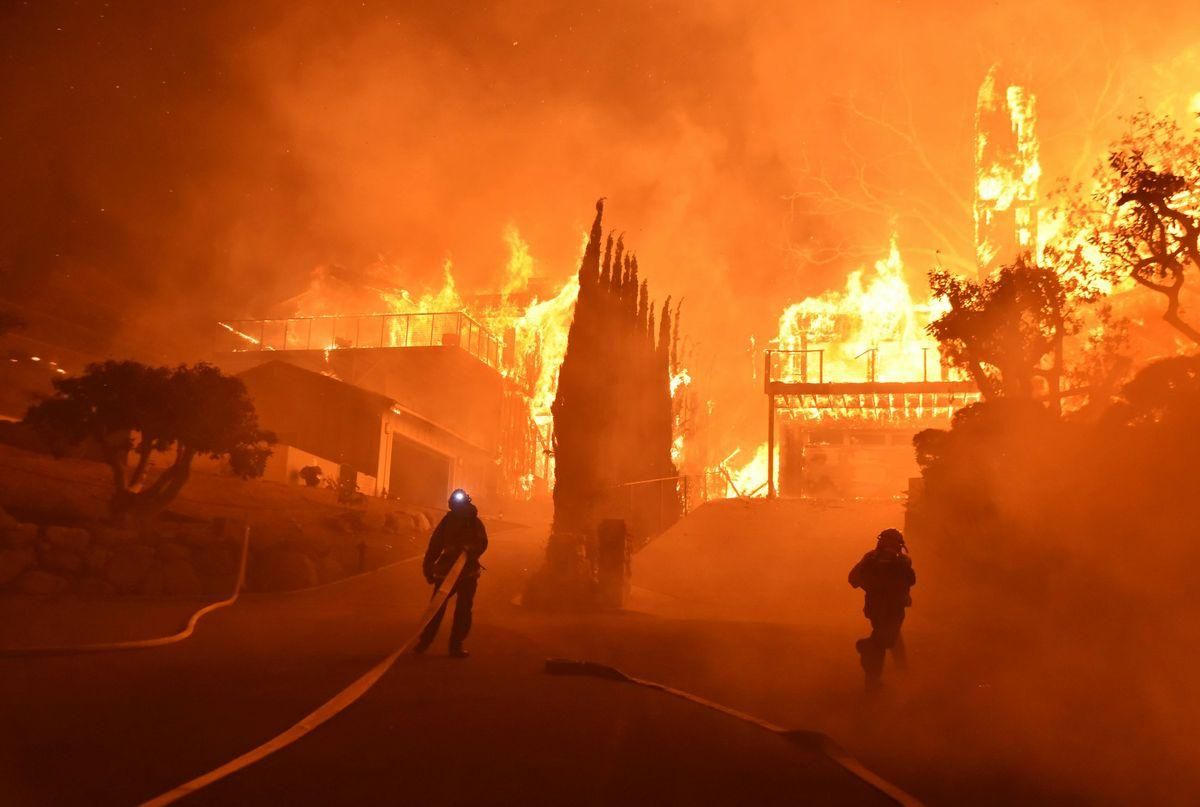 Зірок Голлівуду евакуюють з Беверлі Хіллз: фото та відео масштабної пожежі