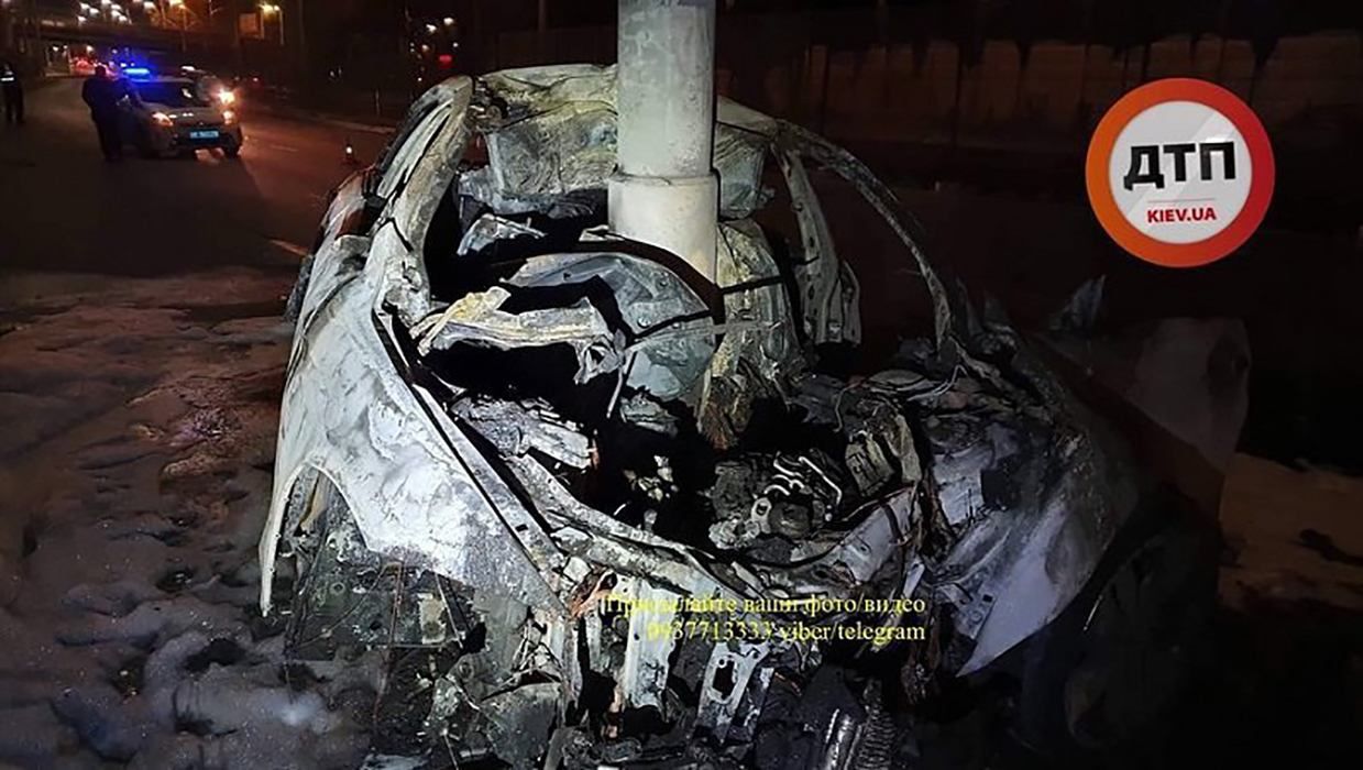 ДТП в Киеве 29 октября 2019 – видео как BMW врезался в столб и загорелся: есть пострадавшие 