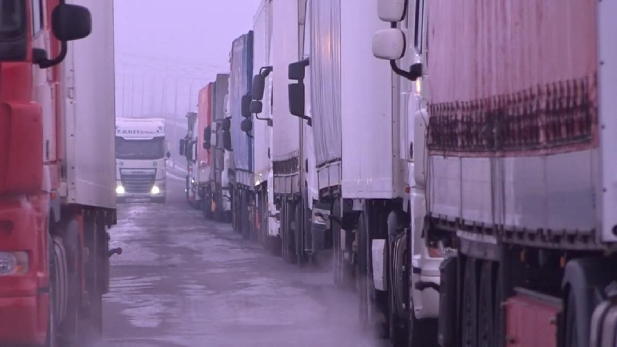 Черги на кордоні зі Словаччиною зросли вдвічі: відео Черги на кордоні зі Словаччиною зросли вдвічі: відео