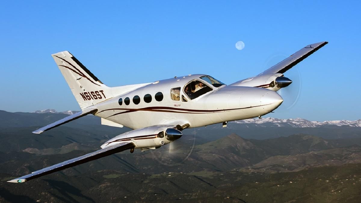 В США на жилой дом упал самолет: пилот погиб В США на жилой дом упал самолет: пилот погиб