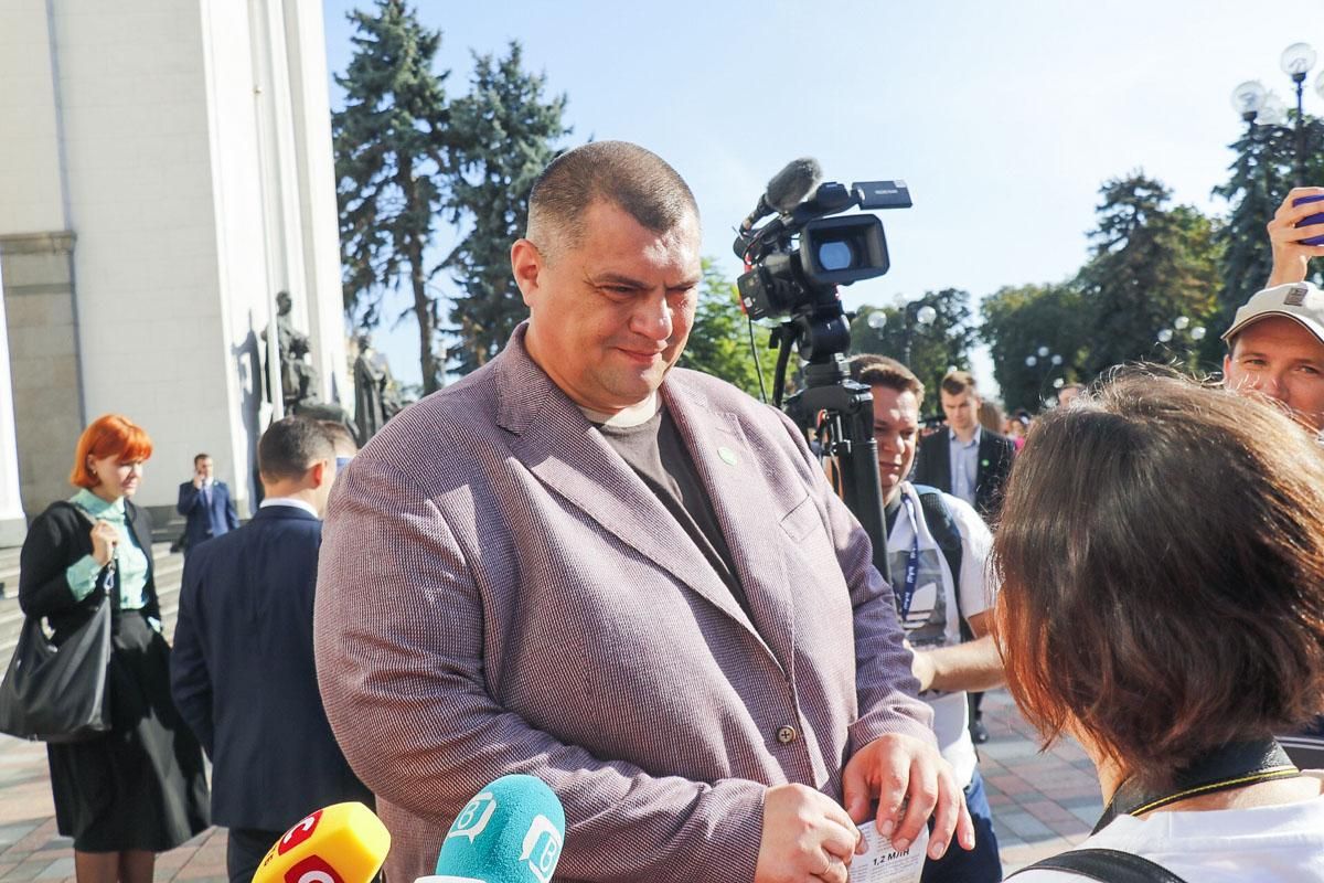 "Юзік" з "95 кварталу" пояснив інцидент з роздаванням квитків у Раді "Юзік" з "95 кварталу" пояснив інцидент з роздаванням квитків у Раді